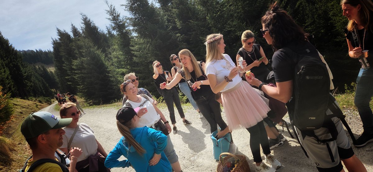 Wanderung Rohrkopfhütte in Schwangau mit Sandra Bischof und Mathias Starzer - Gruppe beim Abstieg nach Schwangau